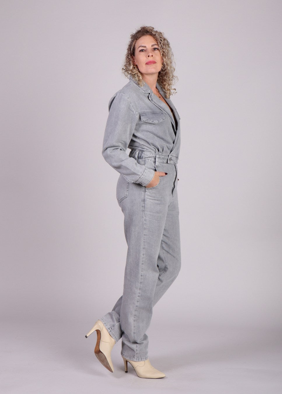 Homage jumpsuit grijs denim cross over op model met hakken