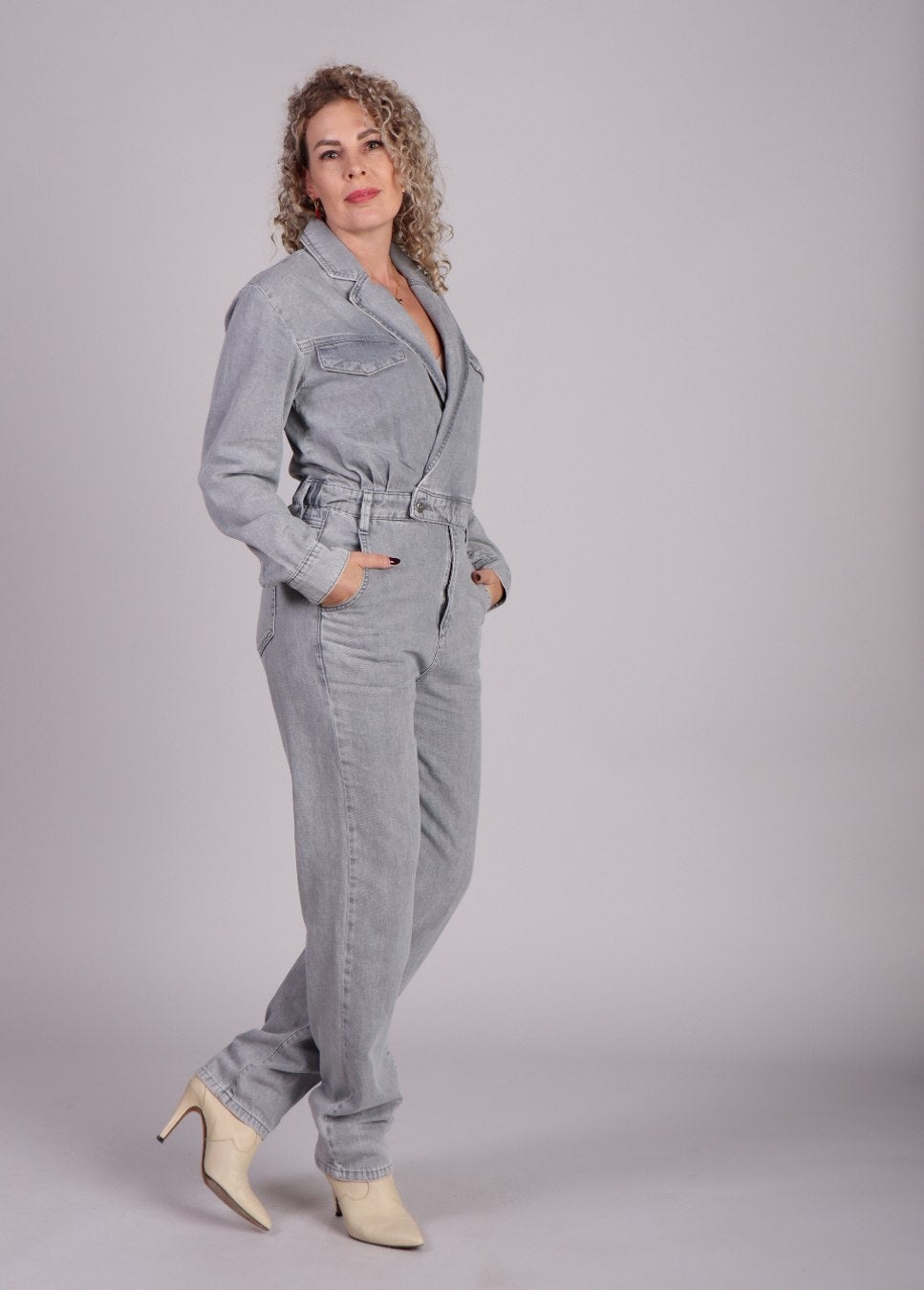 Homage jumpsuit grijs denim cross over op model zijaknt voorkant