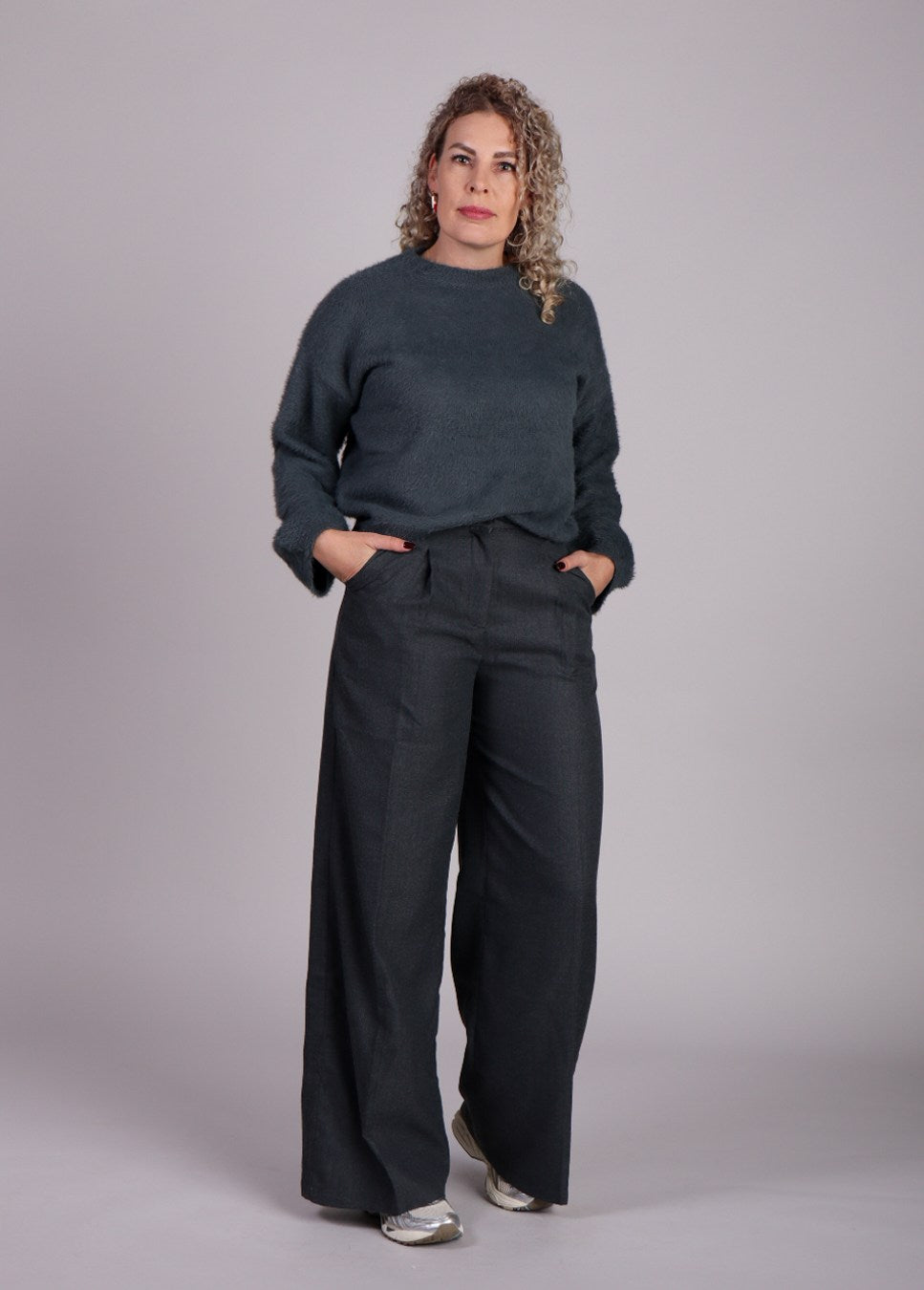 Voorkant op model dames pantalon FRNCH pilo met krijtstreep