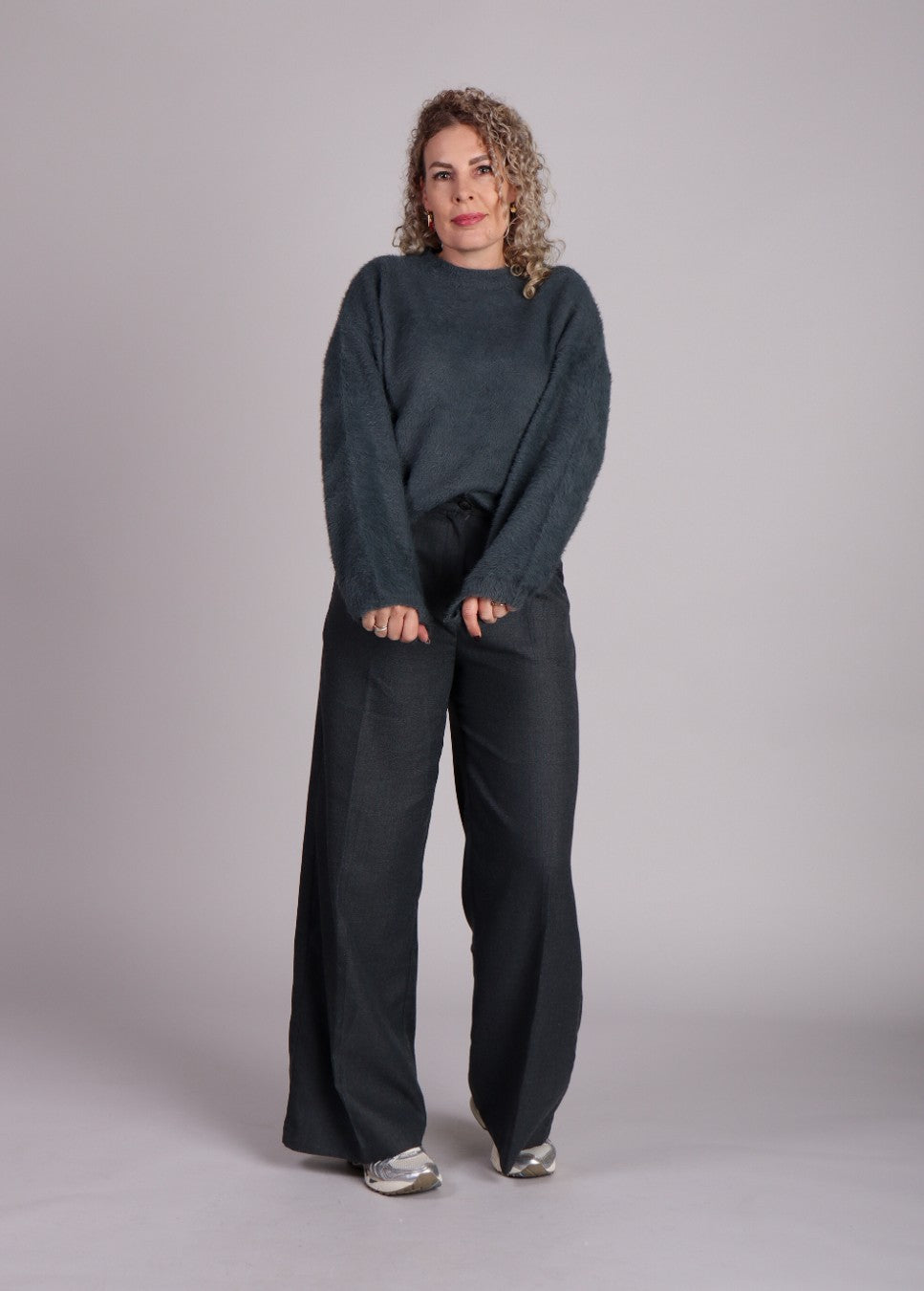 dames FRCNH pantalon grijs met krijtstreep philo op model staand