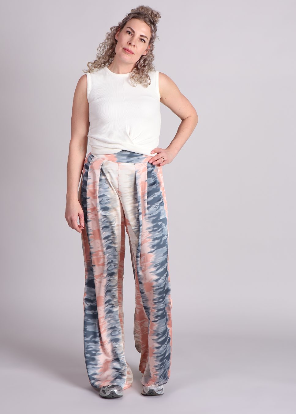 Witte homage cropped top off white gecombineerd met een Amaya Amsterdam tie dye broek