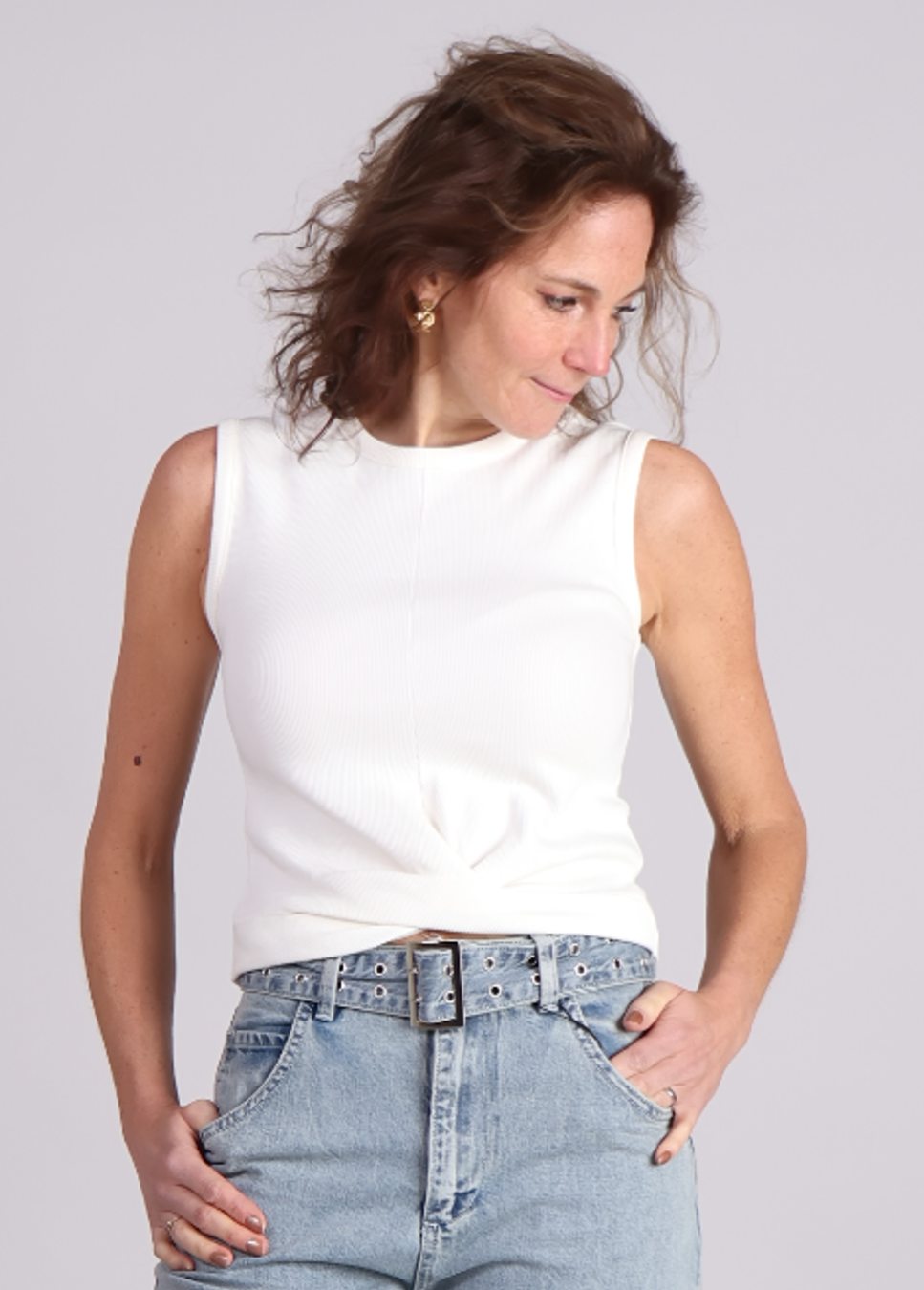 Homage rib cropped top with knot off white op model voorkant met jeans