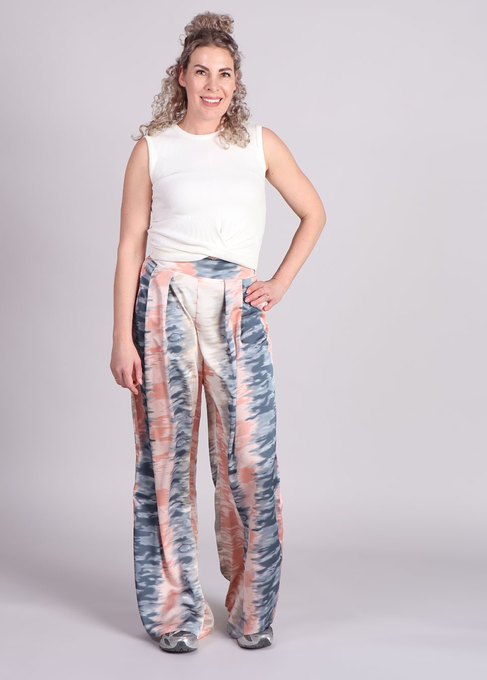 Homage top rib, cropped met knoopdetail off white van kleur op tie dye broek van Amaya