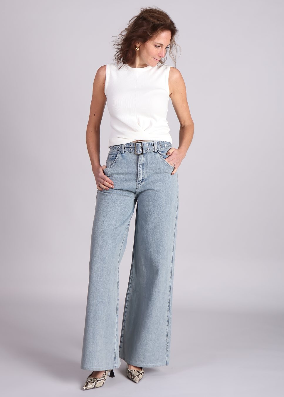 off witte cropped rib homage top met knoopdetail op model