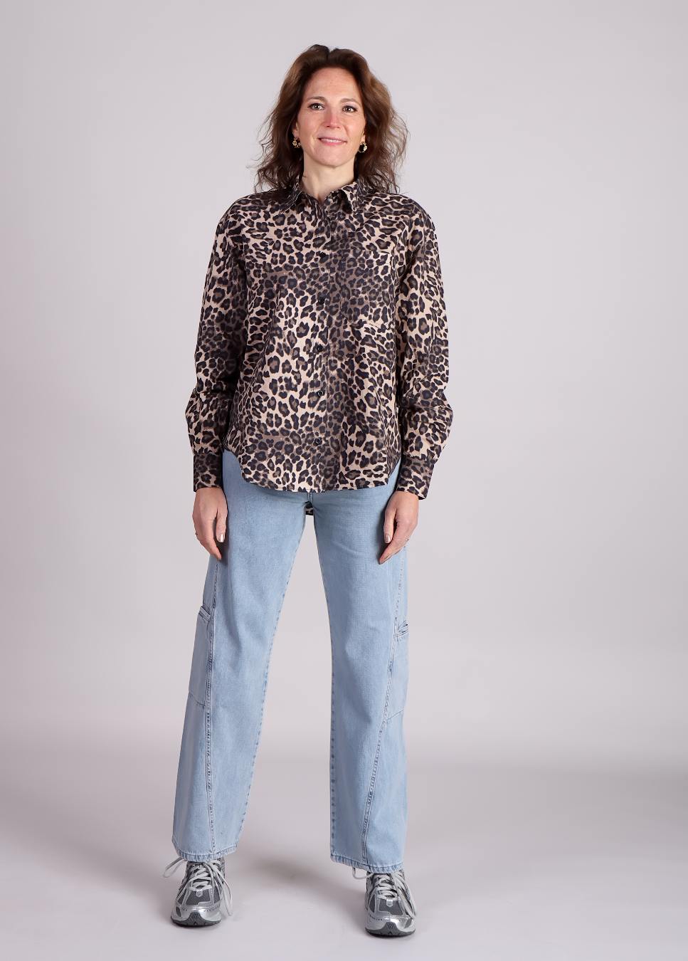 Homage Farrah straight leg jeans cargo model moet grote zijzakken blauw van kleur op model met leopard print blouse