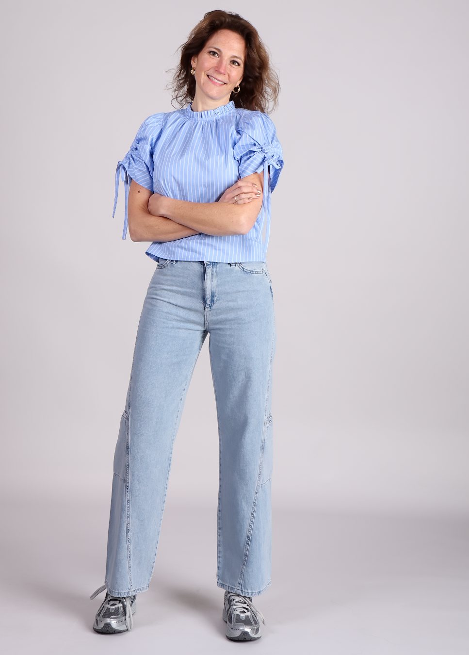 Homage Farrah straight leg jeans met grote zijzakken blauw van kleur cargo op model met blouse van Co'Couture