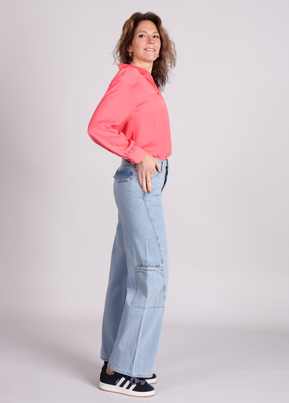 Homage jeans Farrah straight leg, lichtblauw van kleur cargo model met roze blouse van MSCH Copenhagen