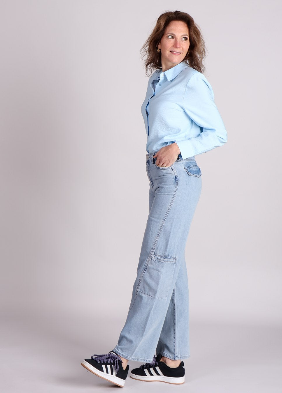 lichtblauwe cargo straight leg Homage jeans Farrah op model met blouse van Modstrom