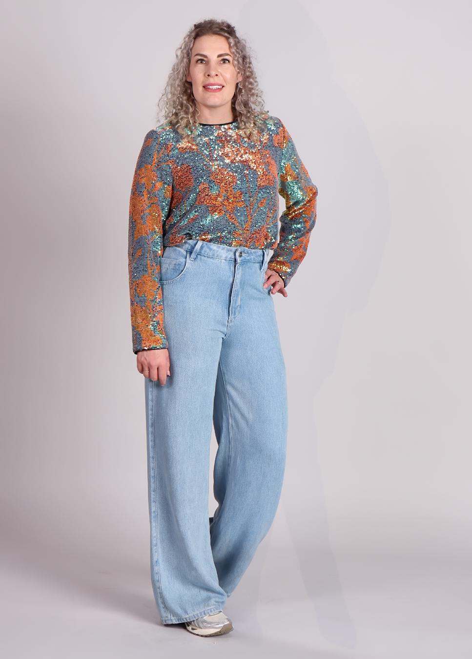 lichtblauwe jeans Homage flowy palazzo lichtblauw van kleur met pailletten top