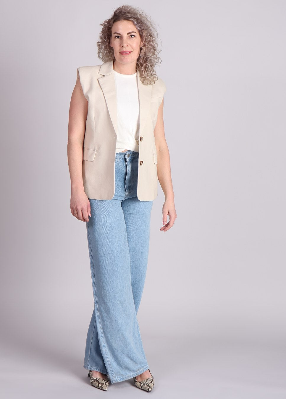 Homage flowy palazzo jeans lichtblauw van kleur gecombineerd met een gilet