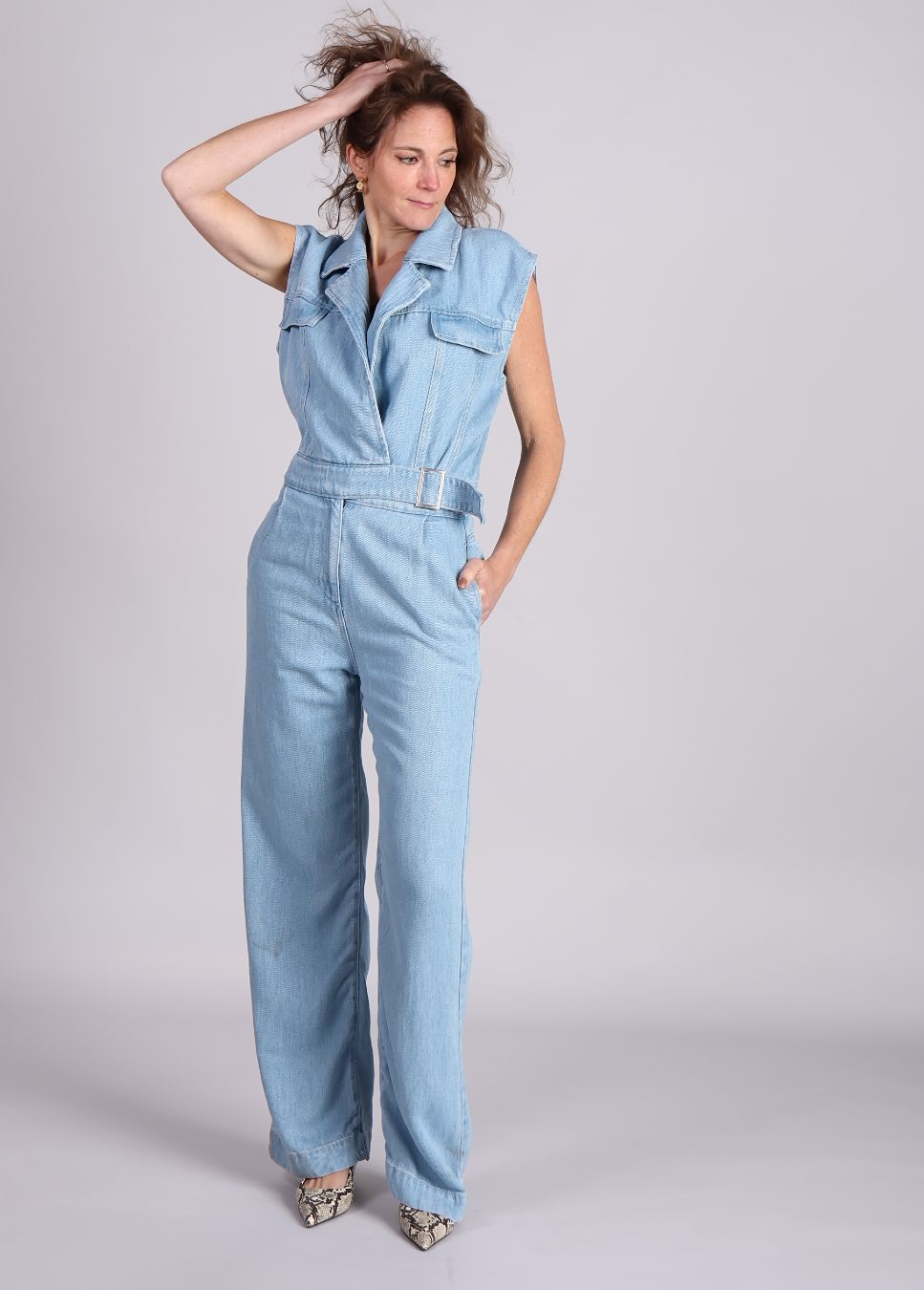 Homage jumpsuit flowy cross over lichtblauw van kleur en mouwloos