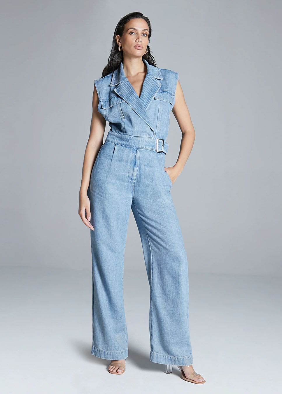 Homage flowy sleeveless cross over jumpsuit lichtblauw voorkant model