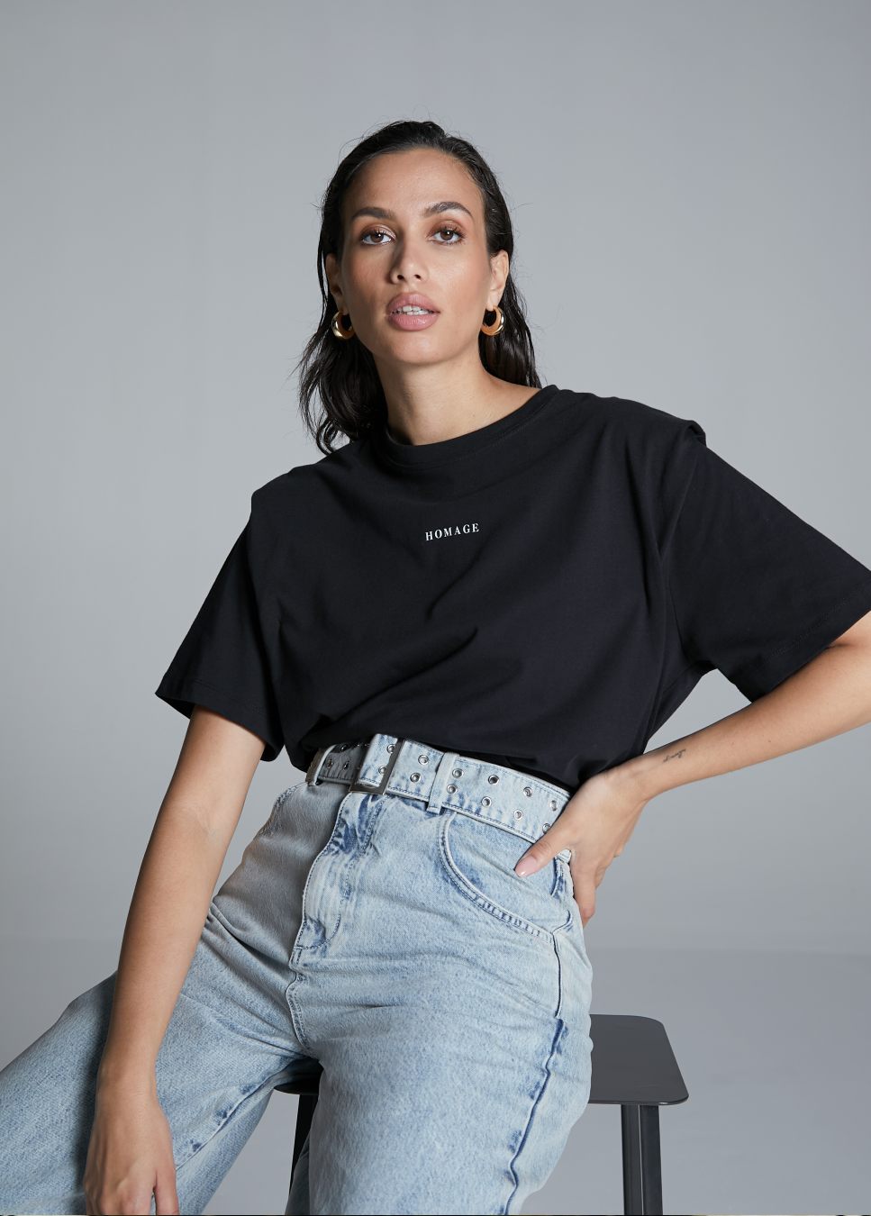 Homage logo tee black with shoulder details op model