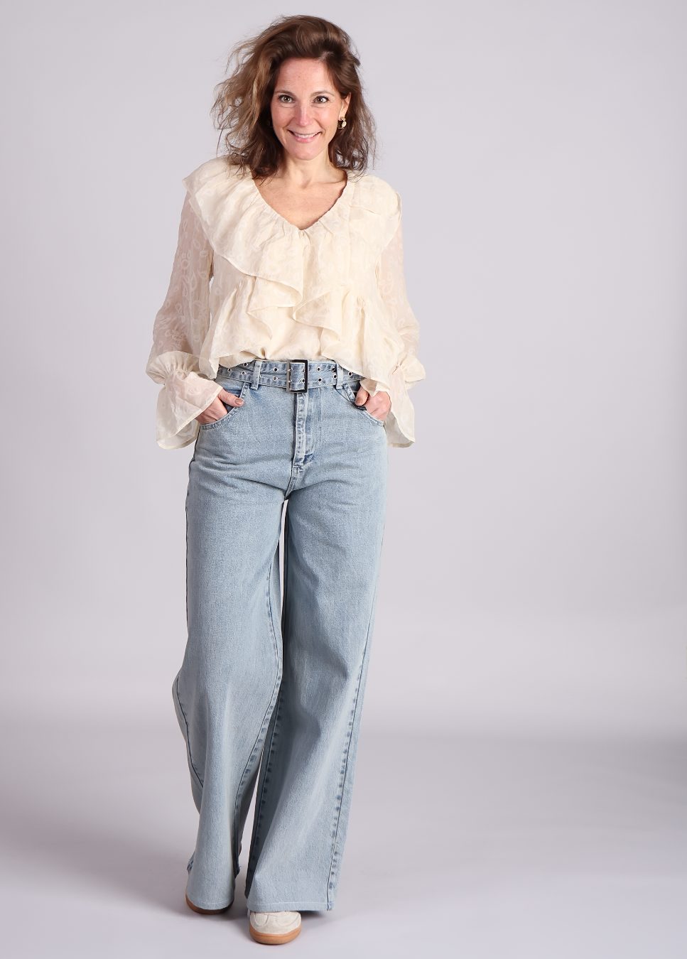 Homage jeans lichtblauw van kleur de palazzo met riem op model met blouse