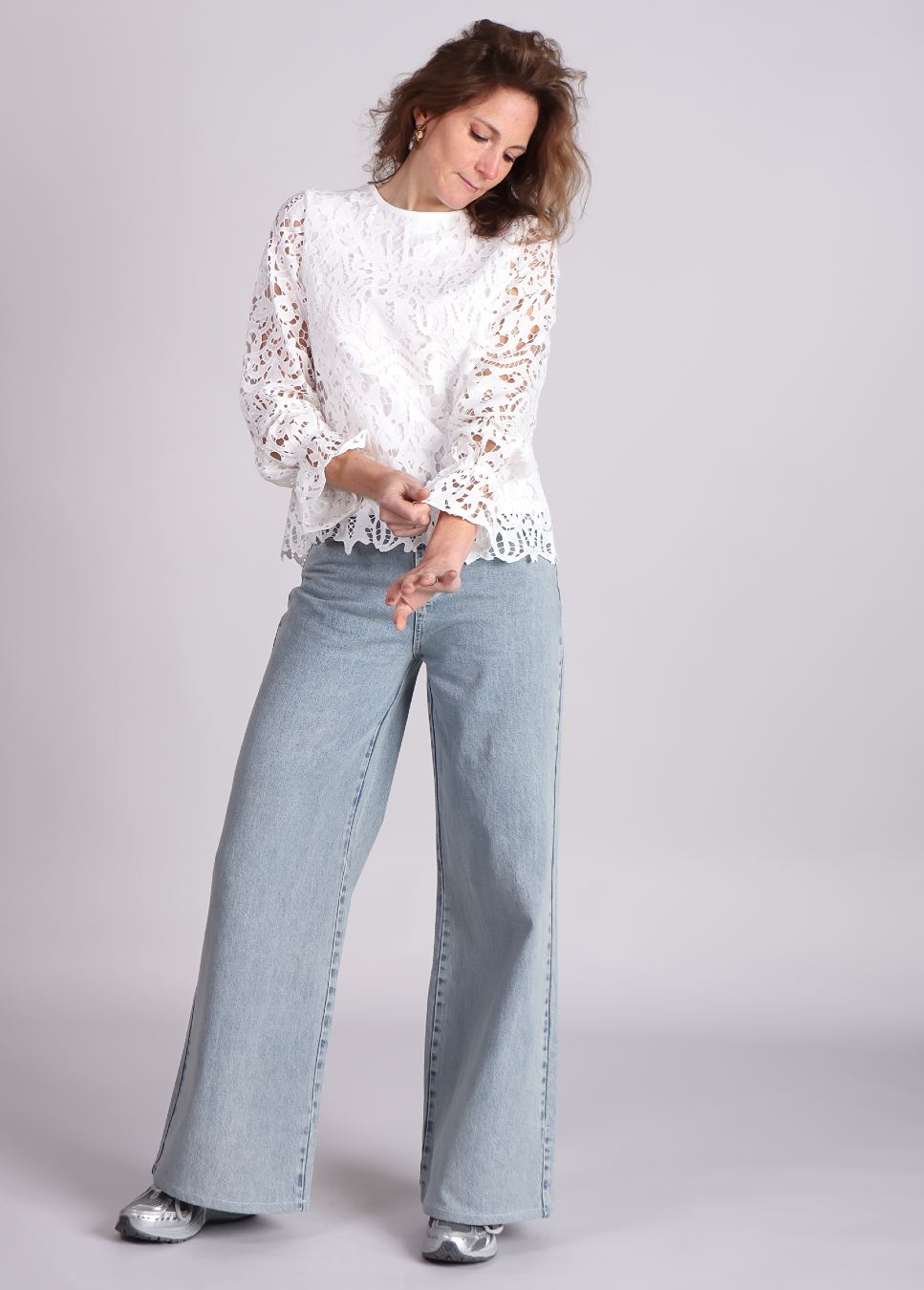 Jeans Homage palazzo met riem gecombineerd met witte broderie top van Amaya