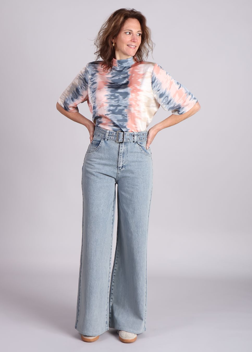 Lichtblauwe Homage jeans Palazzo with belt en tie dye top op model