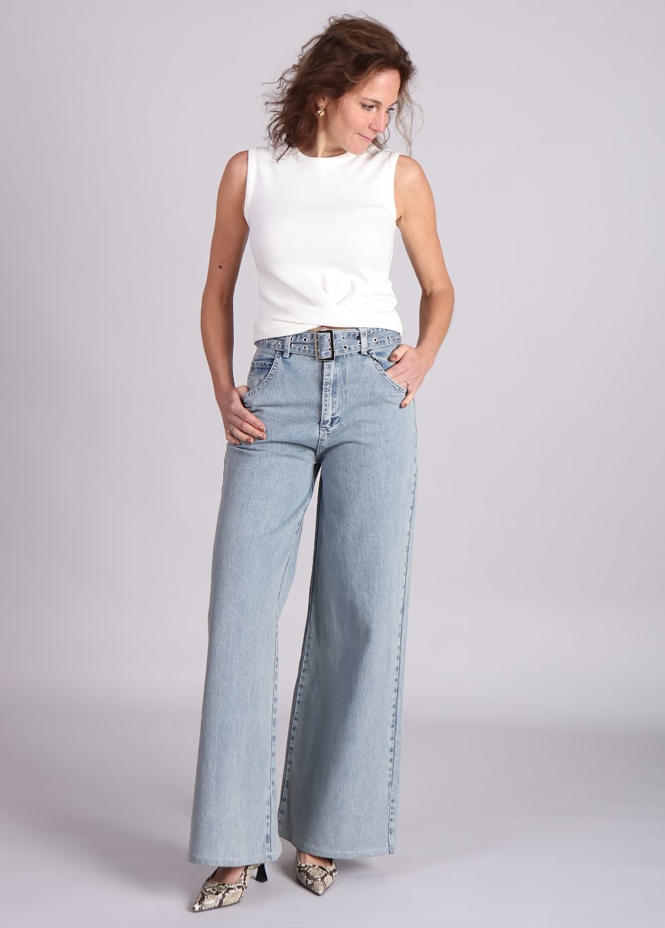 Homage Palazzo with belt jeans blauw van kleur op model met witte top