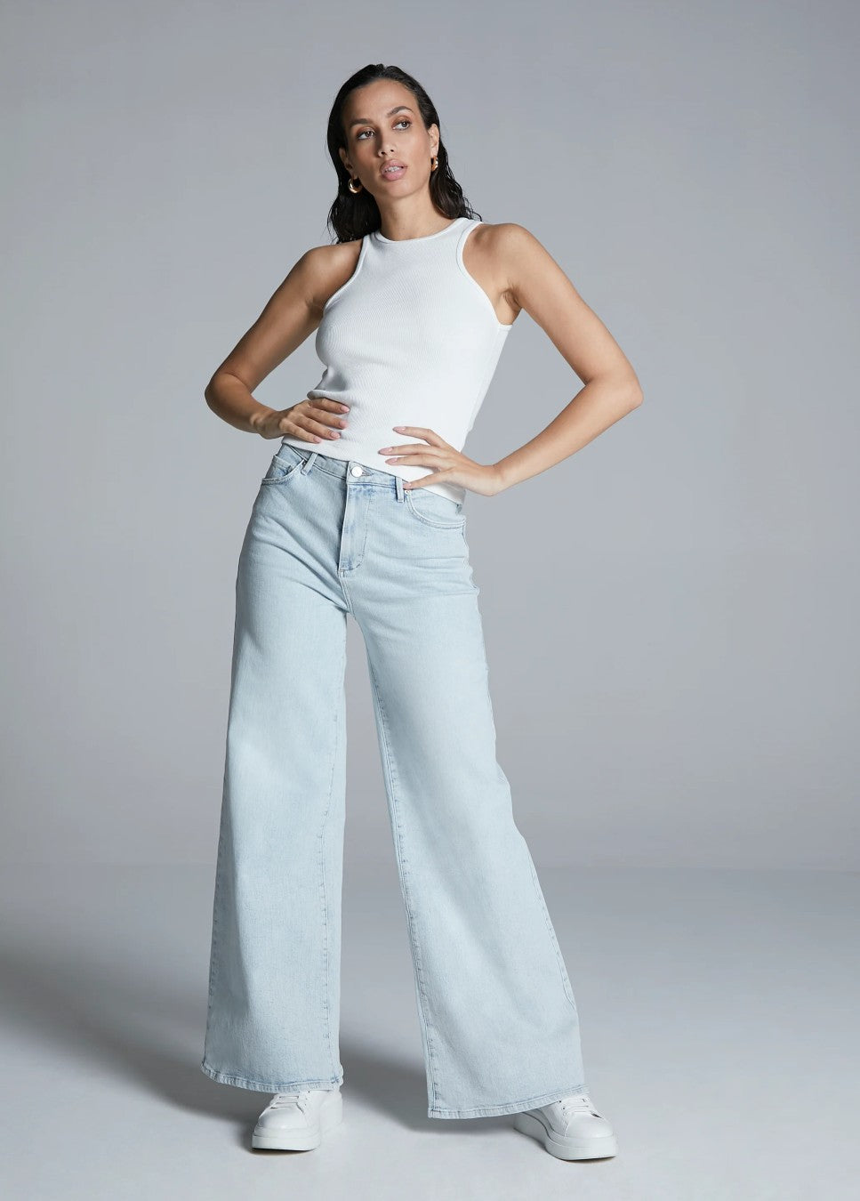 Homage-Rosie-extra-wide-leg-jeans-lichtblauw-voorkant-model