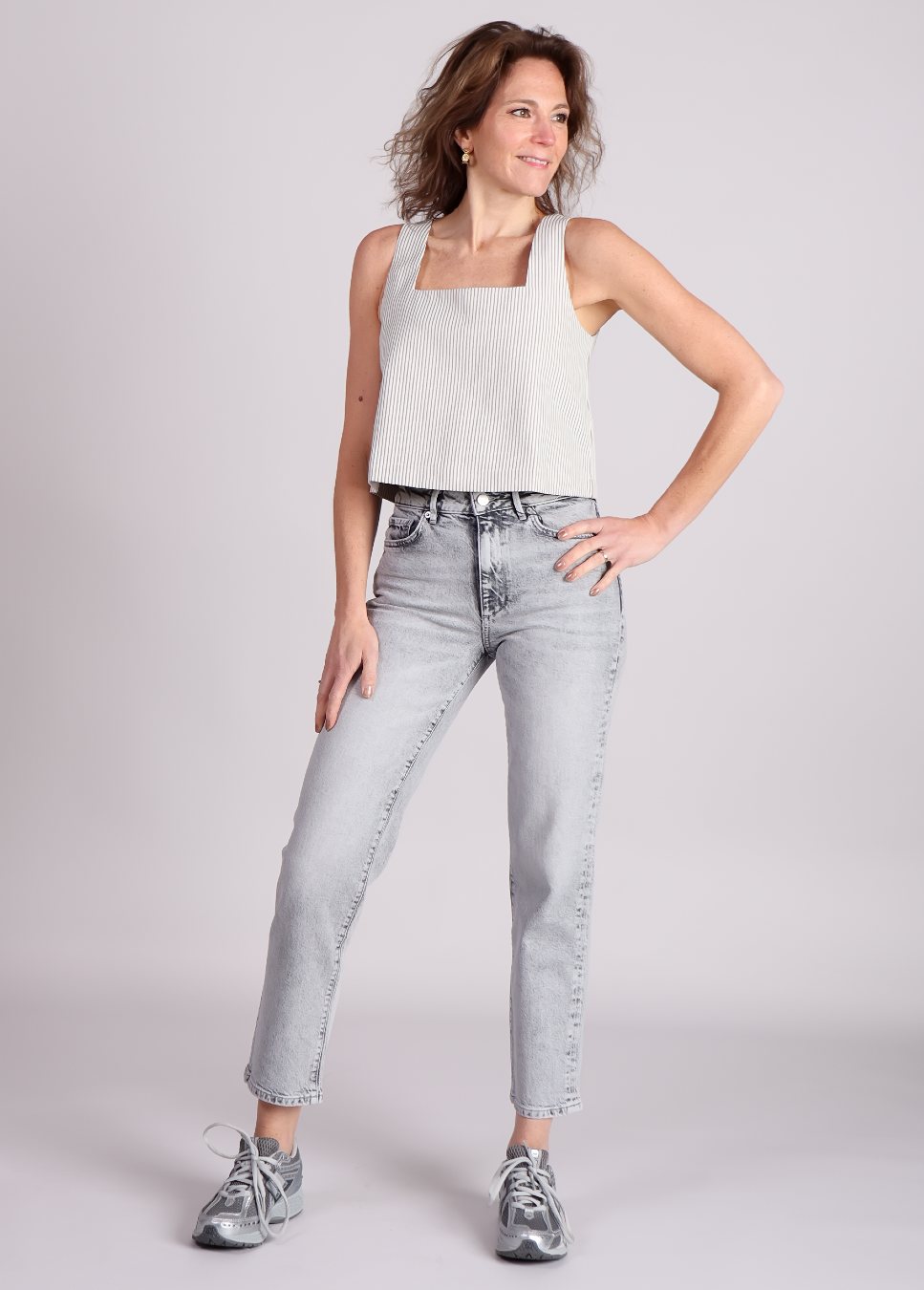 licht grijze Homage scotti relaxed straight fit jeans gecombineerd met top