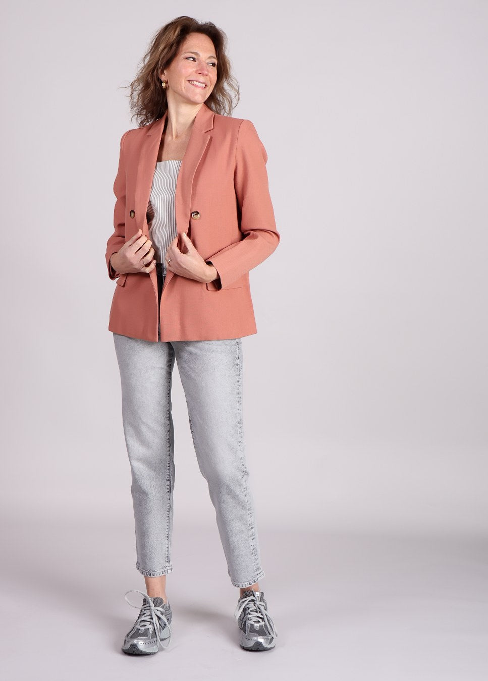 Homage jeans Scotti relaxed straight fit licht grijs van kleur op model met blazer