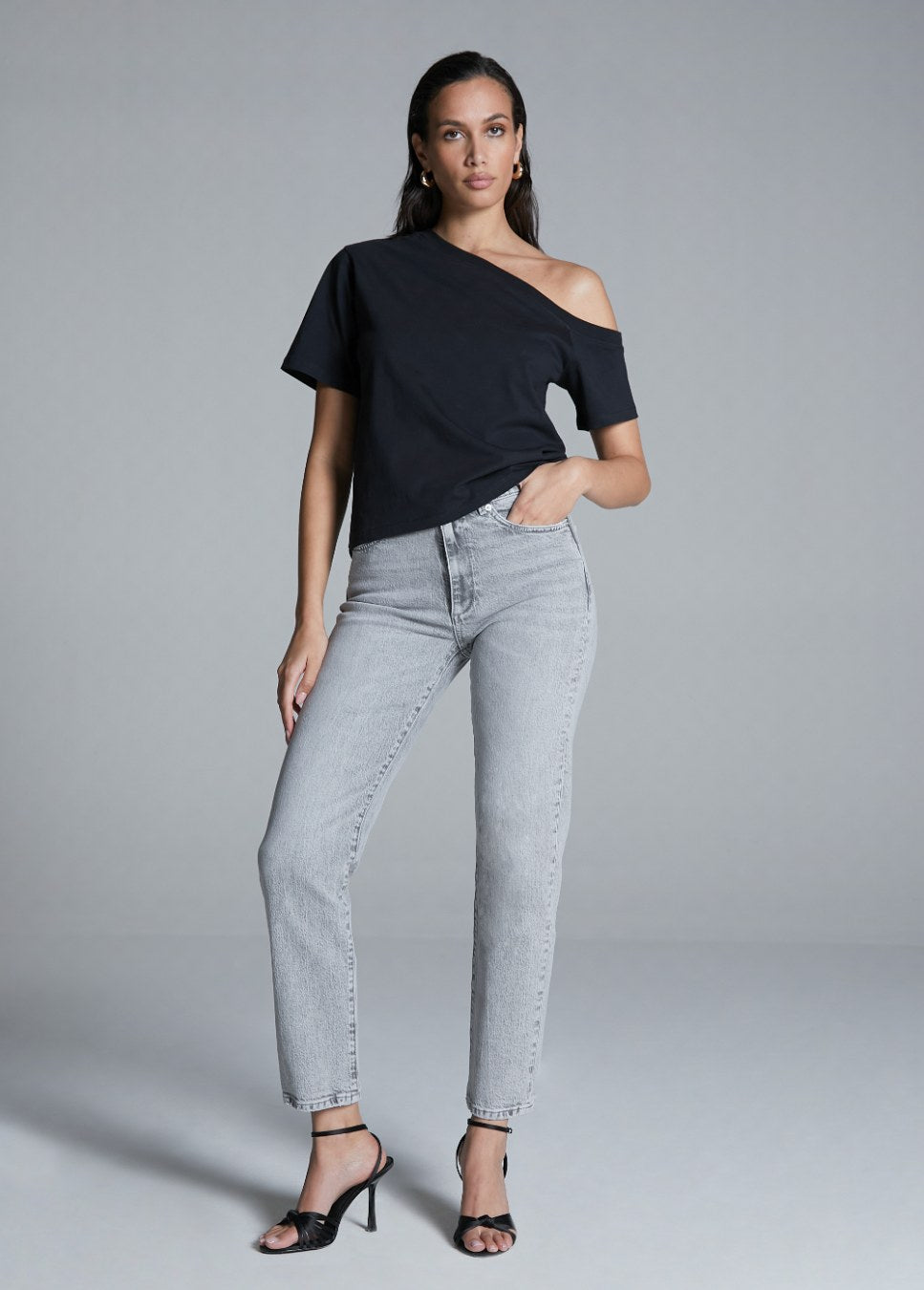 Homage scotti light grey relaxed straight jeans op model