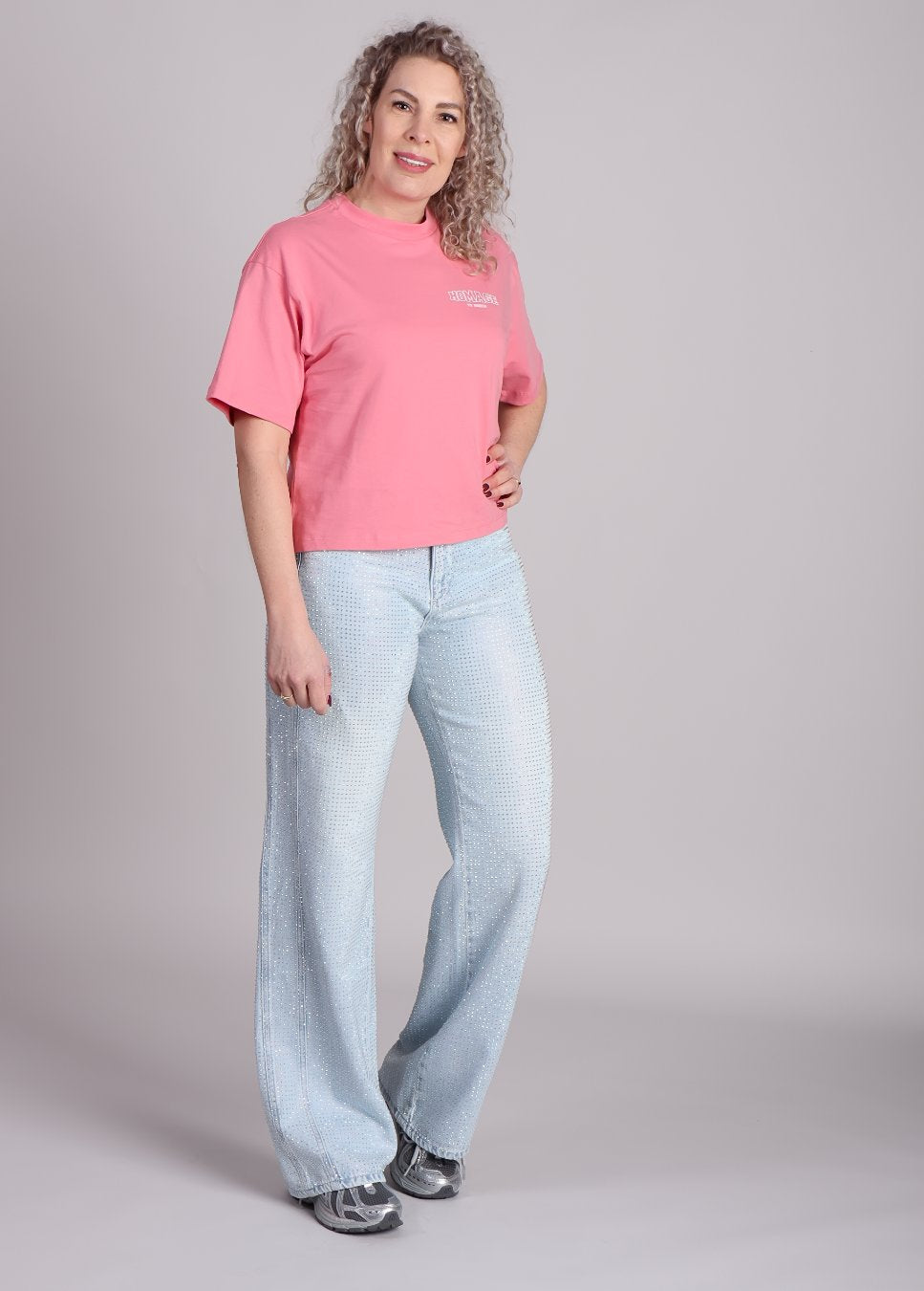 Homage tee met logo gewassen roze oversized fit staand op model