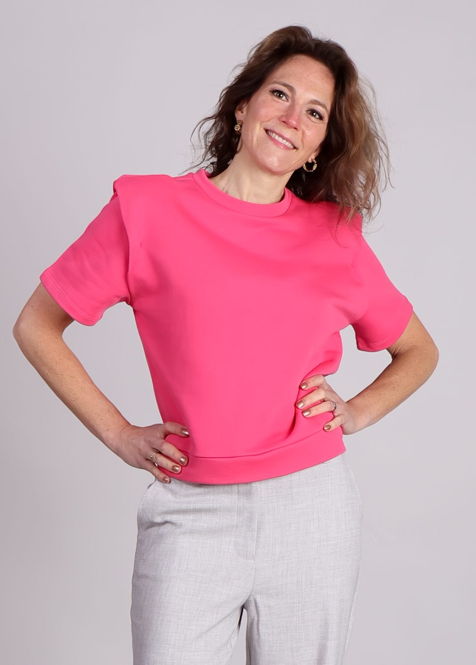 Homage shirt top roze met korte mouwen en schouder details op model