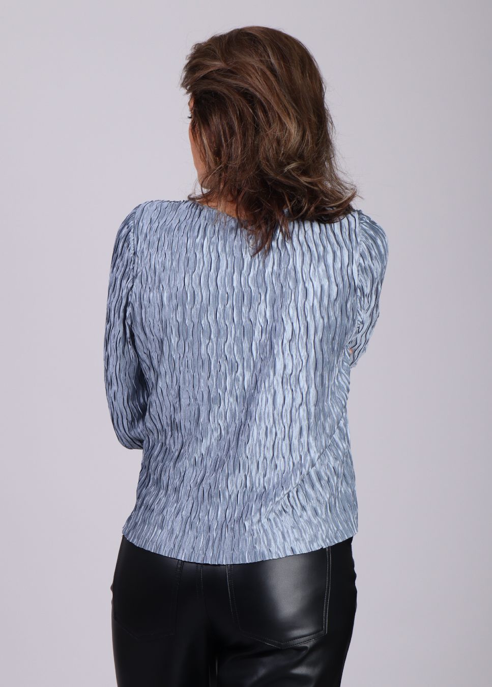 Licht blauwe dames top Azuria mbym op model achterkant