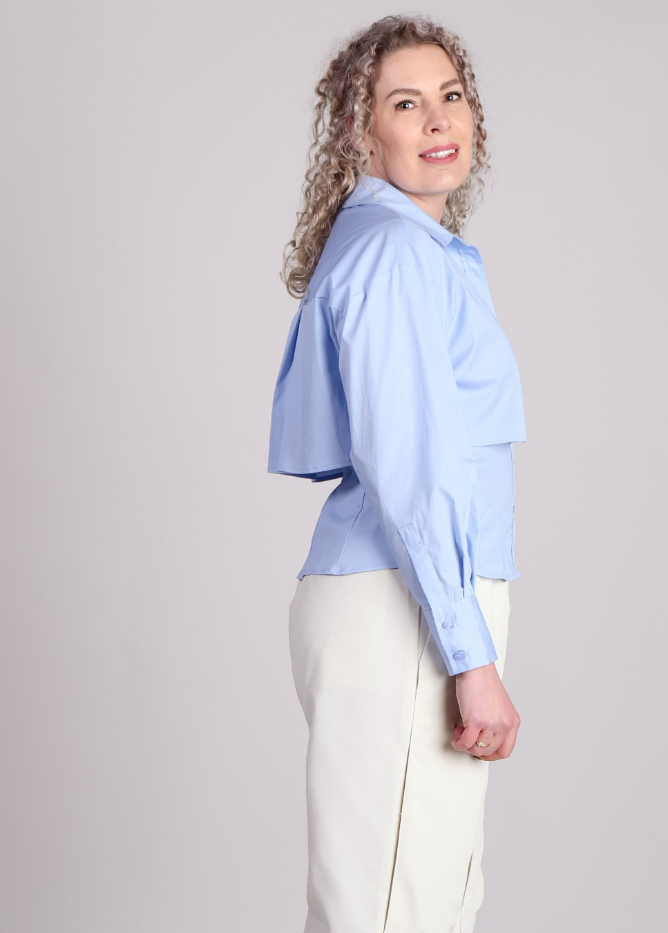 Zijkaanzicht van de Co'couture blouse SandyCC double layer lichtblauw van kleur