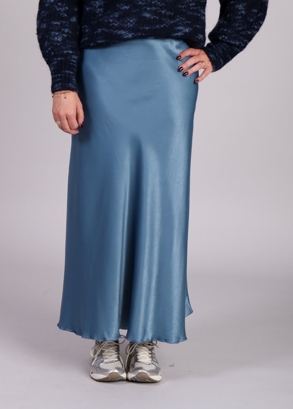 Close up voorkant dames rok msch copenhagen rok blauw satijnlook op model