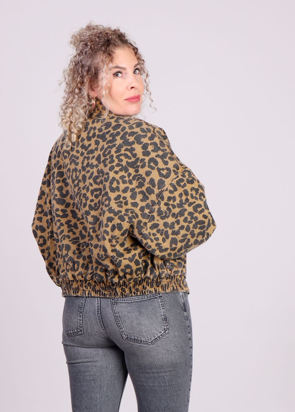 Achterkant jas FRNCH bomber luipaard print dames rita op model