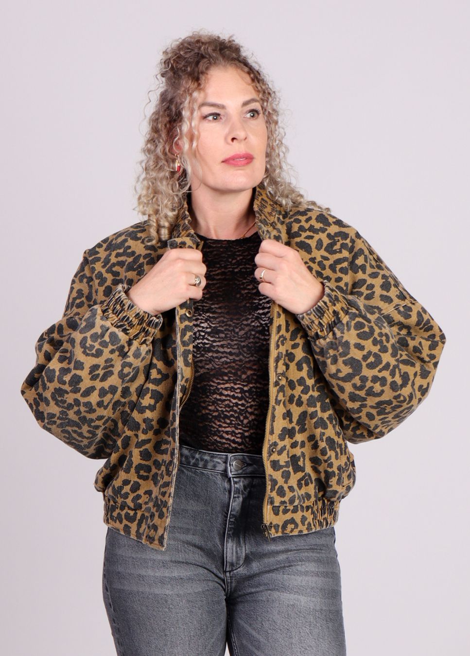 luipaard print dames bomber jas Rita FRNCH op model voorkant