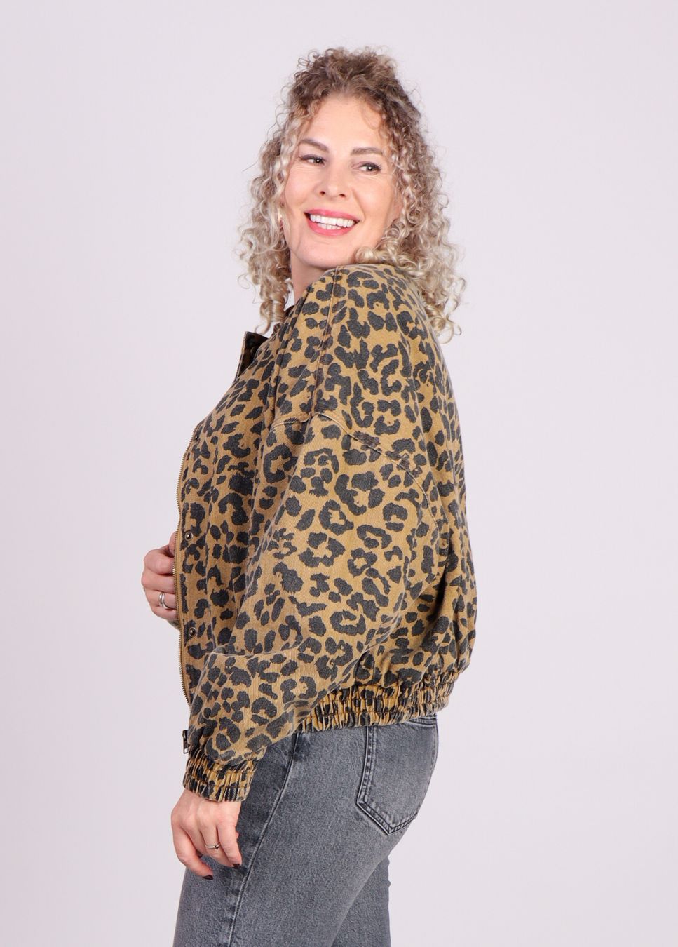 FRNCH bomber jas luipaard print rita op model zijkant links