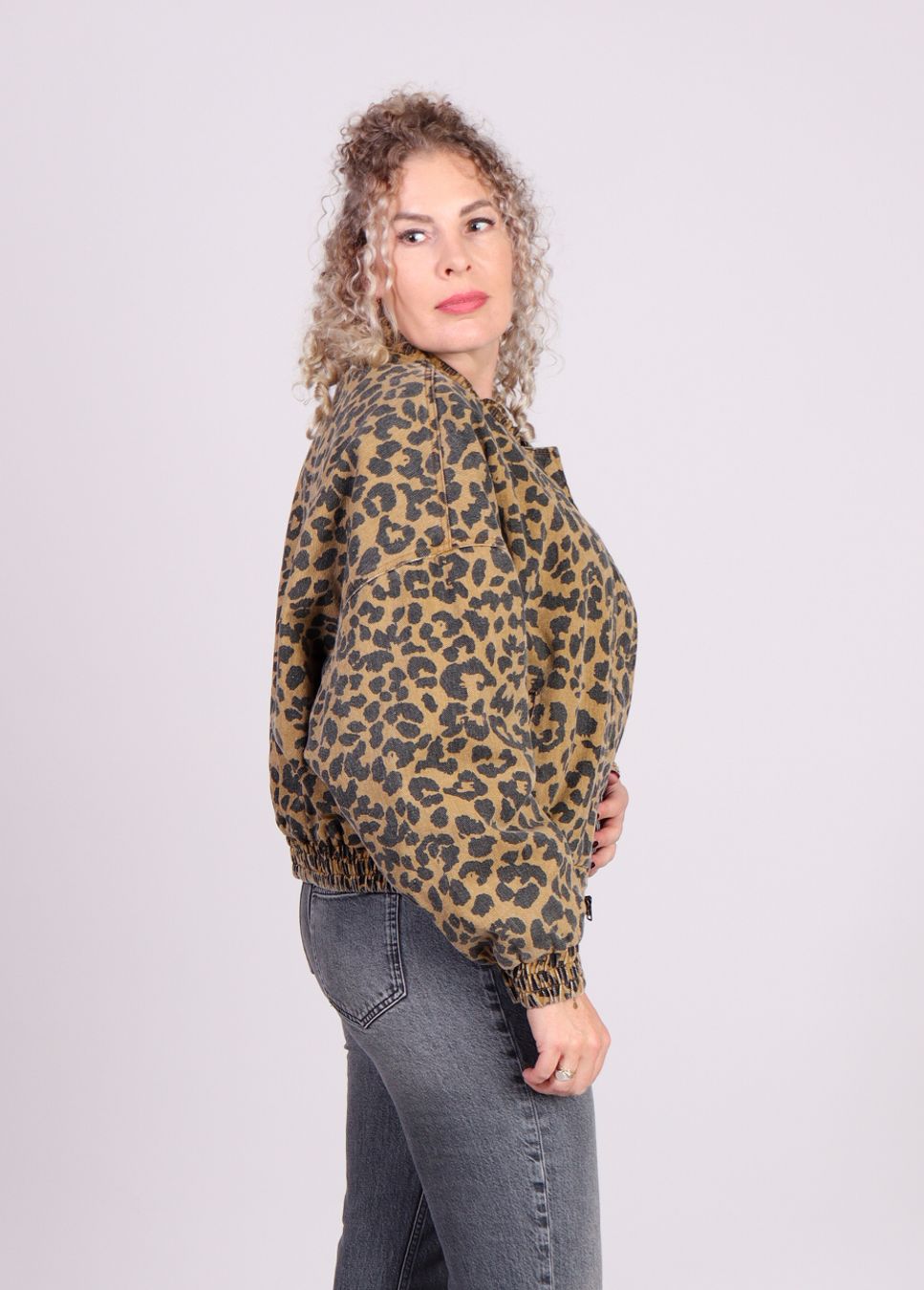 Luipaard print dames bomber FRNCH jas rita op model zijkant