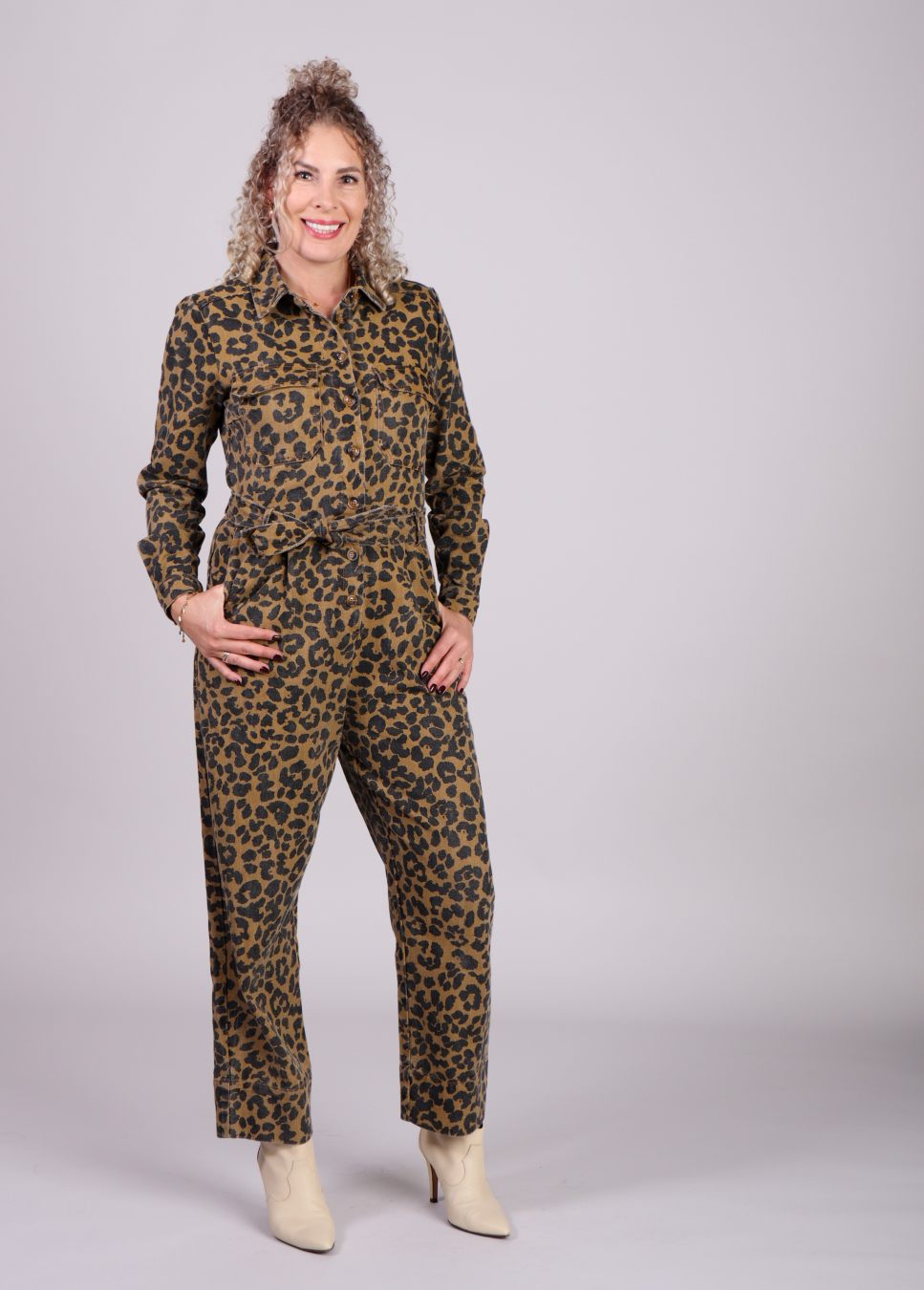 Dames luipaard print FRNCH jumpsuit op model voorkant