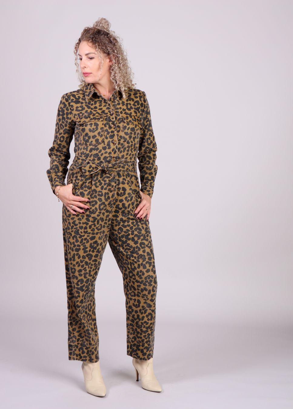 Luipaard print dames jumpsuit FRNCH Adelice op model zijkant wegkijkend