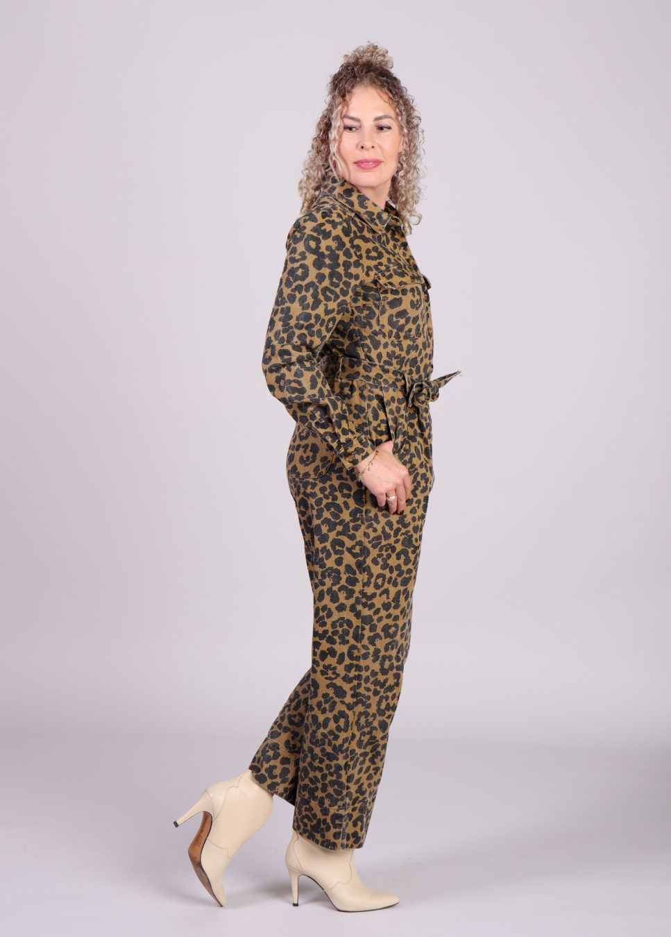 FRNCH jumpsuit dames Adelice luipaard print op model zijkant