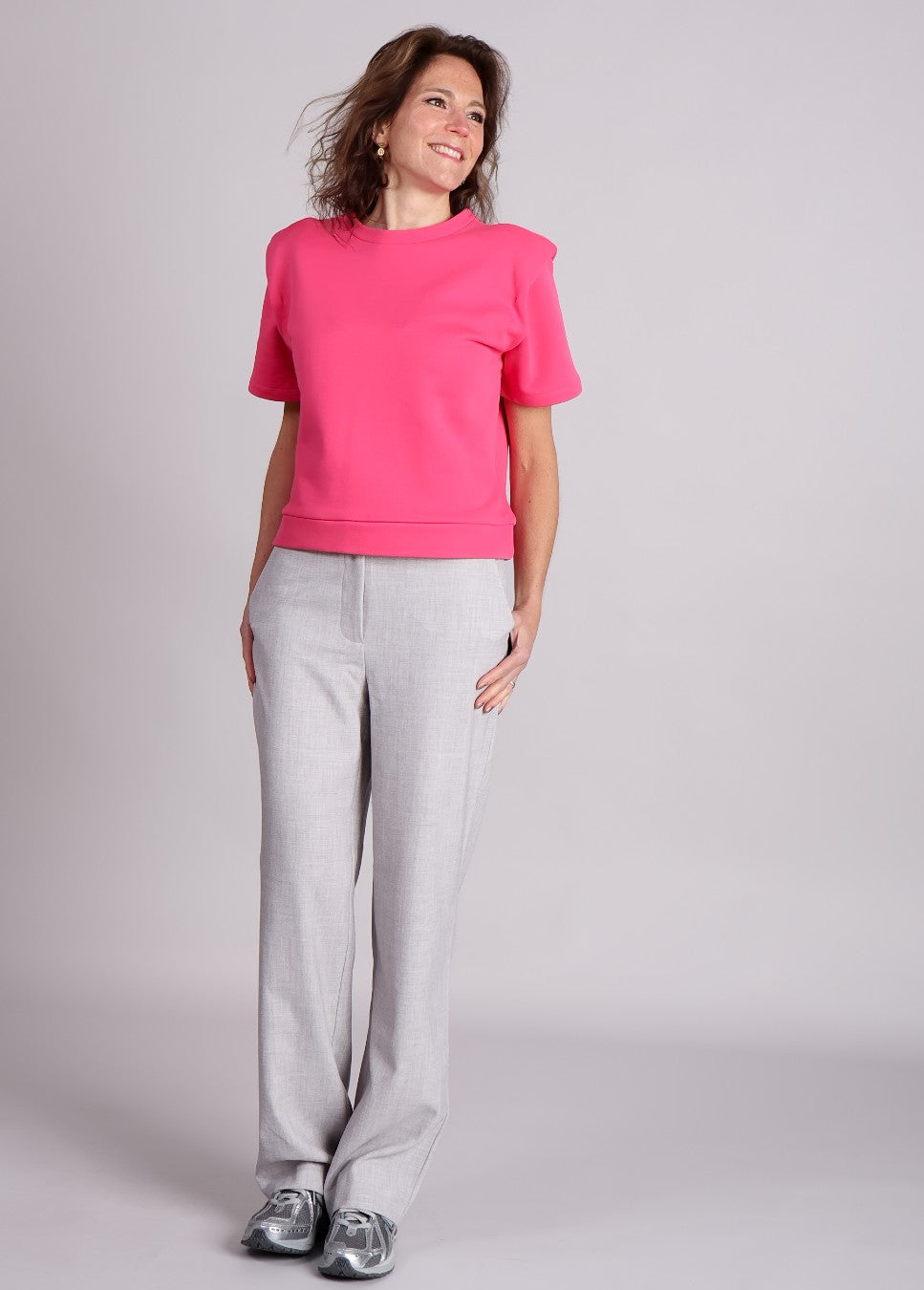 Licht grijze gemêleerde Modstrom heart MD pants met roze shirt gecombineerd