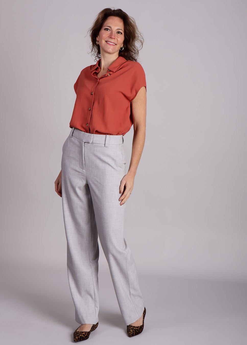 Modstrom Heart MD pants licht grijs gemêleerd van kleur met een blouse gecombineerd