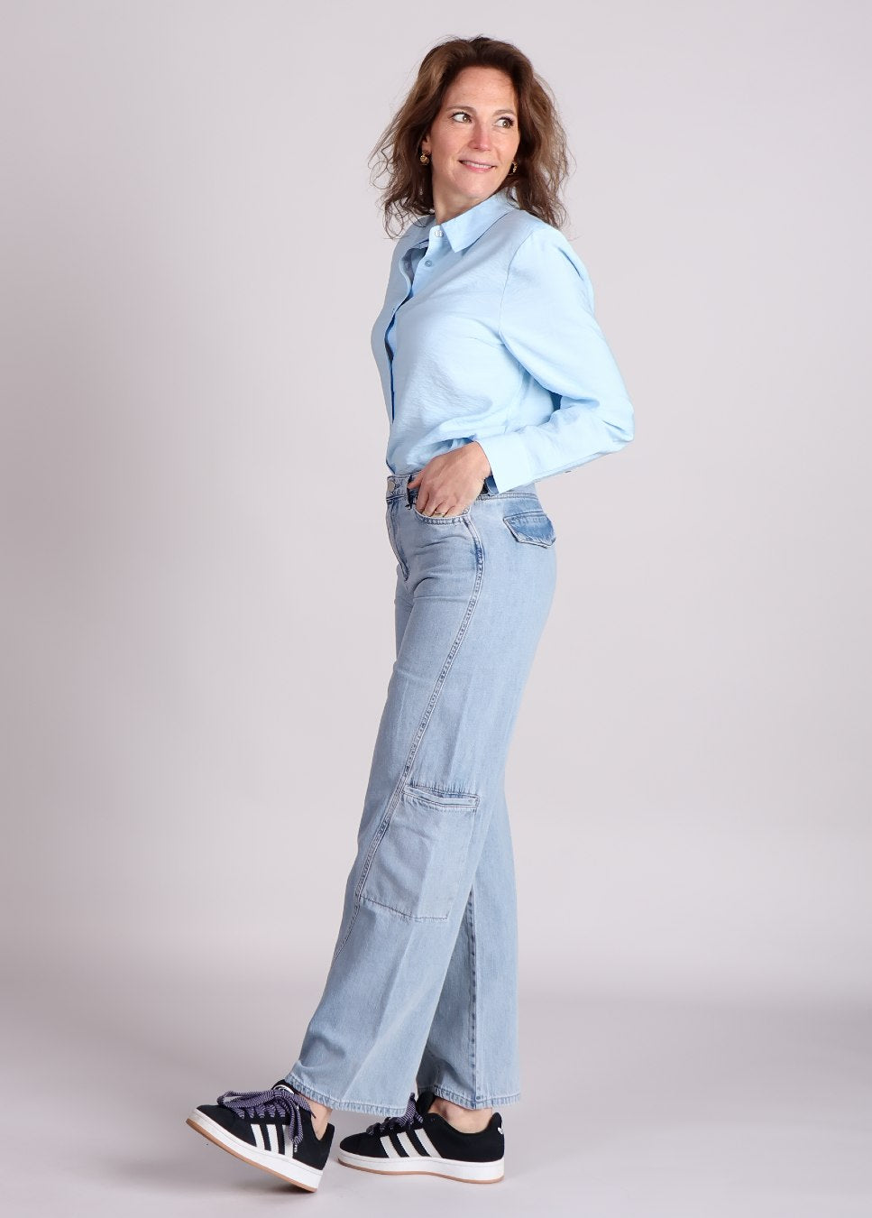 lichtblauwe Hudges MD modstrom blouse op model met jeans gecombineerd