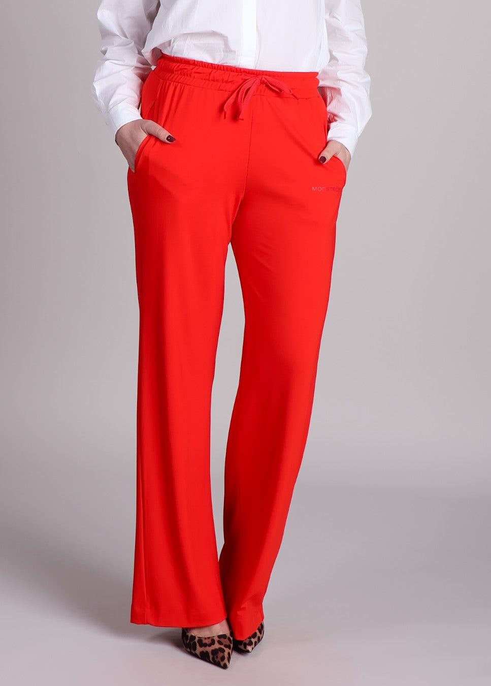 Modstrom MariettaMD track pants rood voorkant model close up