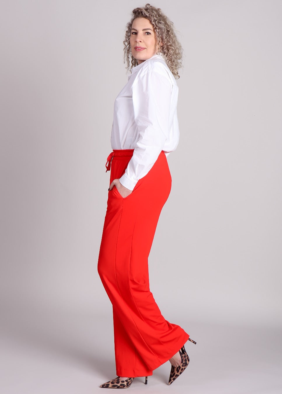 Modstrom MariettaMD track pants rood voorkant model met witte blouse voor elegante uitstraling