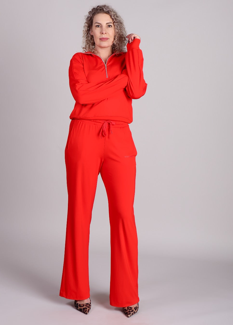 Modstrom MariettaMD track pants rood voorkant model met bijpassende rood shirt