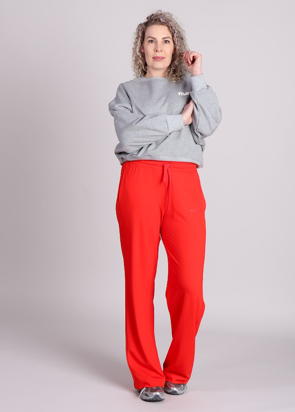 Modstrom MariettaMD track pants rood voorkant model met grijs sweat shirt