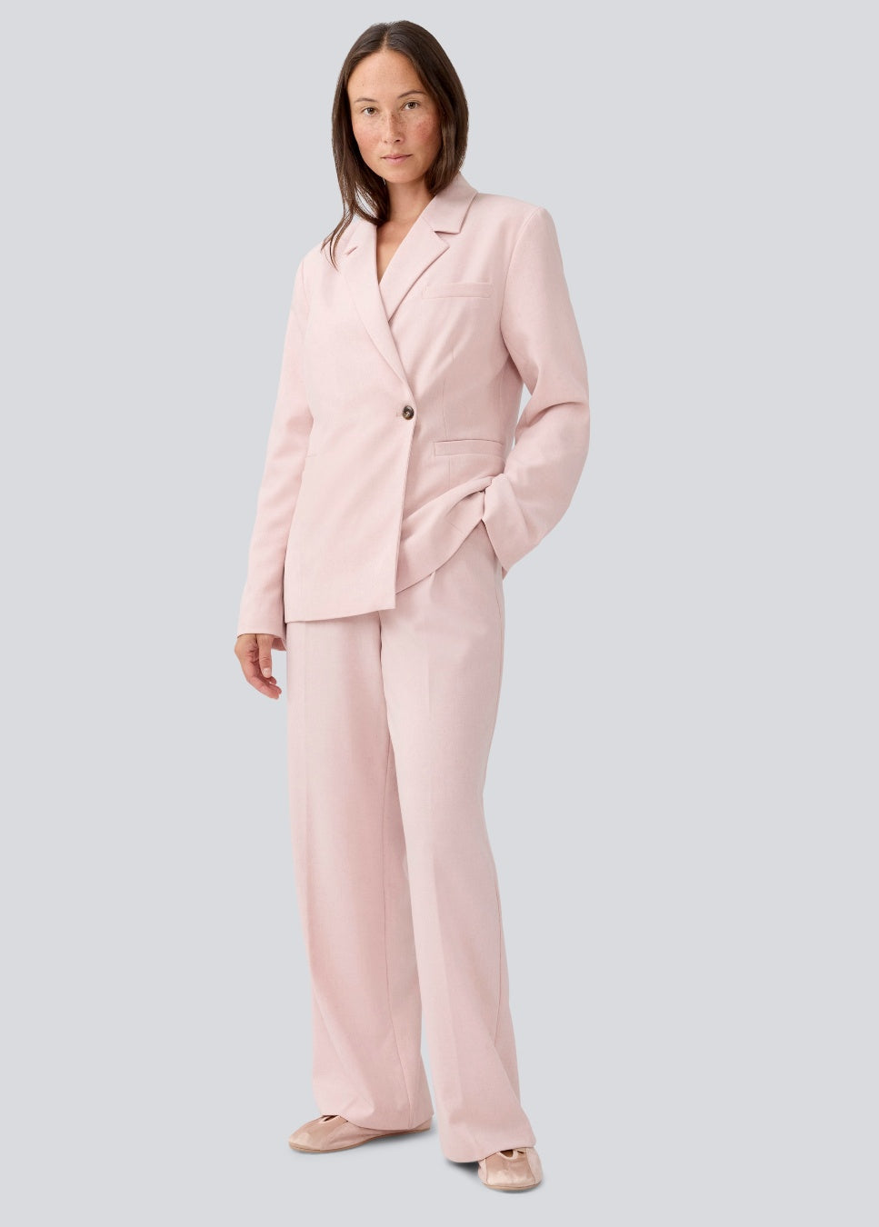 Modstrom Maxwell MD pantalon linnen broek roze op model met bijpassende blazer