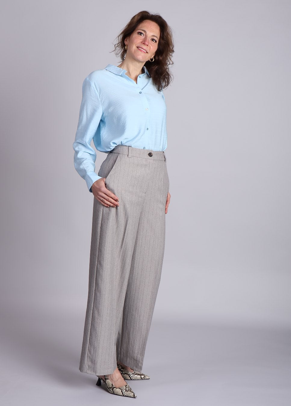 Modstrom Merida MD pants grijs met een krijtstreep op model met blouse