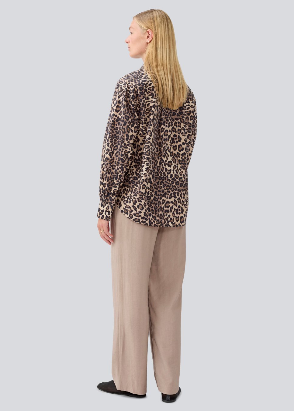 Modstrom blouse MoodMD luipaardprint, oversized, biologisch katoen op model achterkant