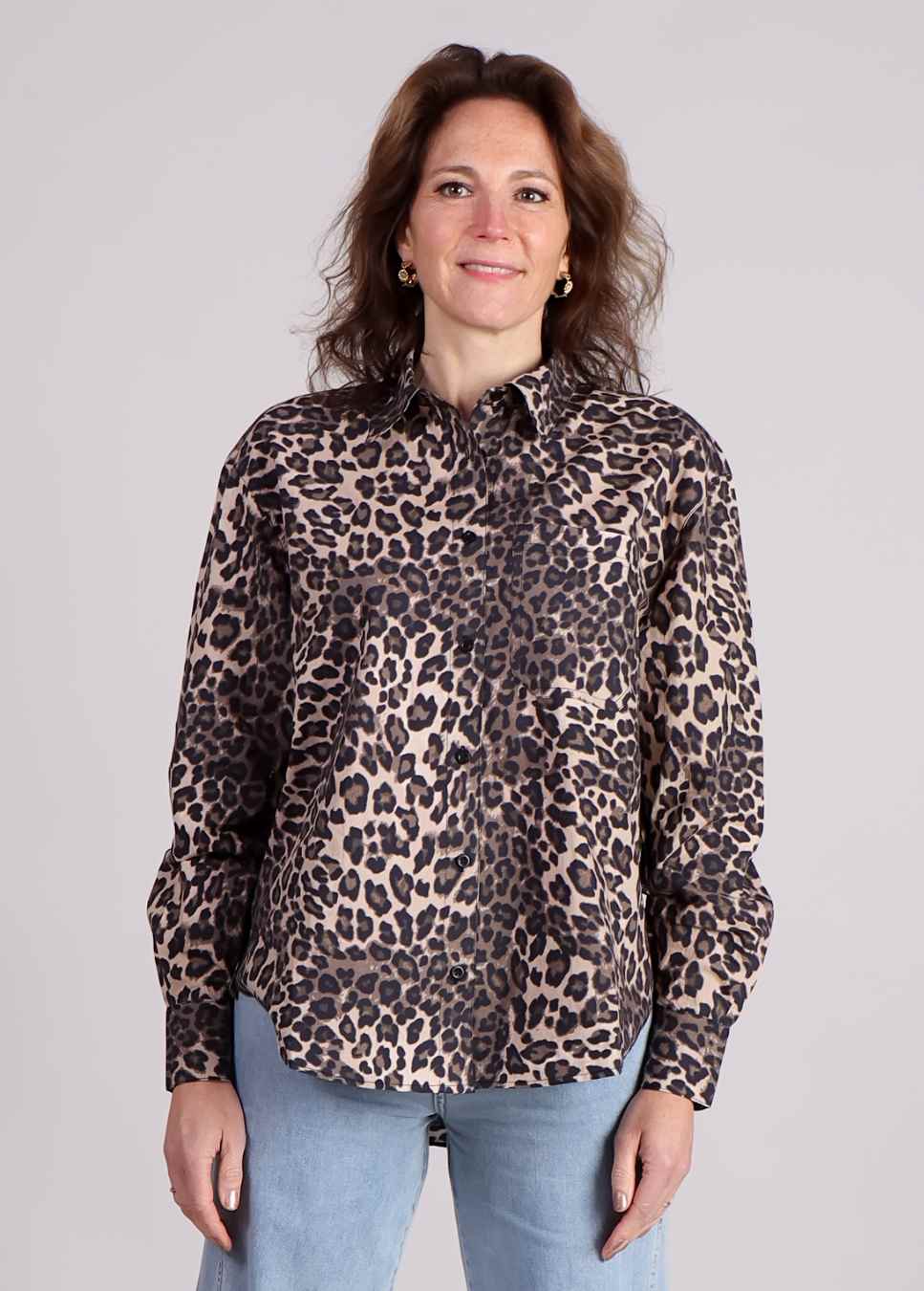 Modstrom blouse Mood MD in een leopard print, strikjes aan zijkant op model