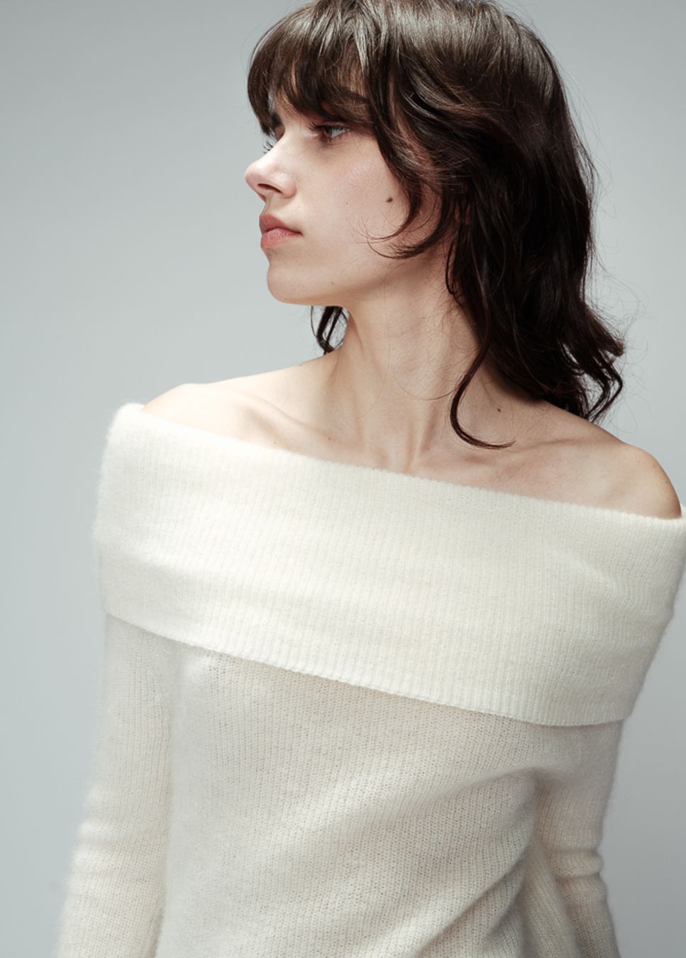 Off white off-shoulder omgeslagen trui Oranger Grace & Mila op model detail