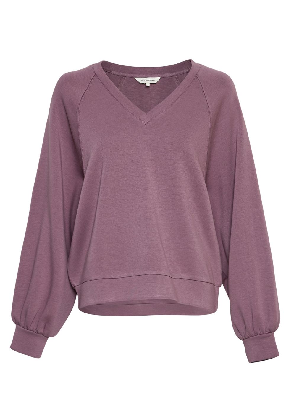 Paarse V-hals sweater Nelina Ima van het merk MSCH Copenhagen! De V-hals geeft deze klassieke sweat een frisse update. De Nelina Ima sweater voelt superzacht aan en de paarse sweater zit heerlijk comfortabel. Combineer hem met de bijpassende sweatpants van MSCH Copenhagen. Shop de nieuwe collectie dames sweaters online.